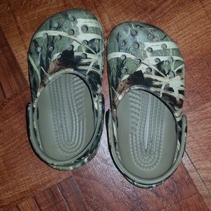 camo crocs